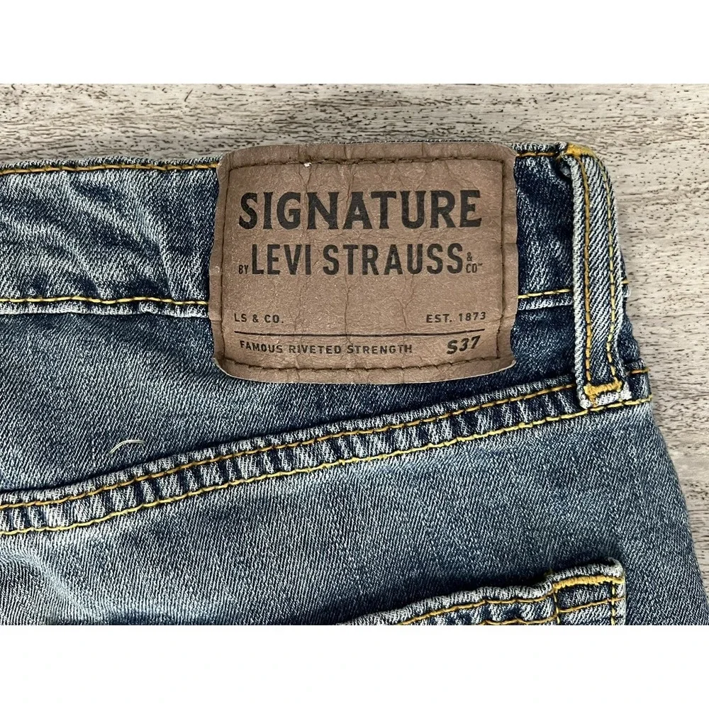 Levis Signature S37 Slim Leg Jeans Mens Size 28x30 Light Wash Denim